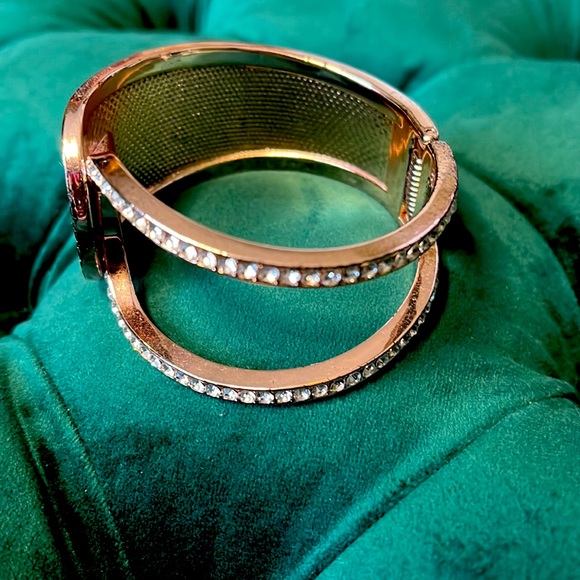 Guess Hinged Bracelet. Cream/Rose Gold Accents. - Picture 2 of 11